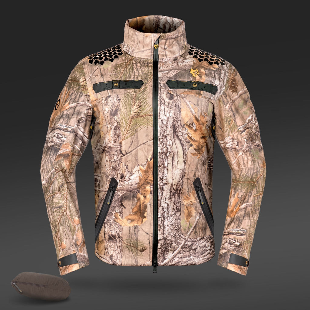 Die Hillman 5WL Camouflage Regenjacke ist eine wasserdichte Jagdjacke mit Waldtarnung, Reißverschlüssen vorne und an den Ärmeln, hohem Kragen, schwarzen Akzenten und wird mit einer passenden kompakten Tragetasche geliefert.