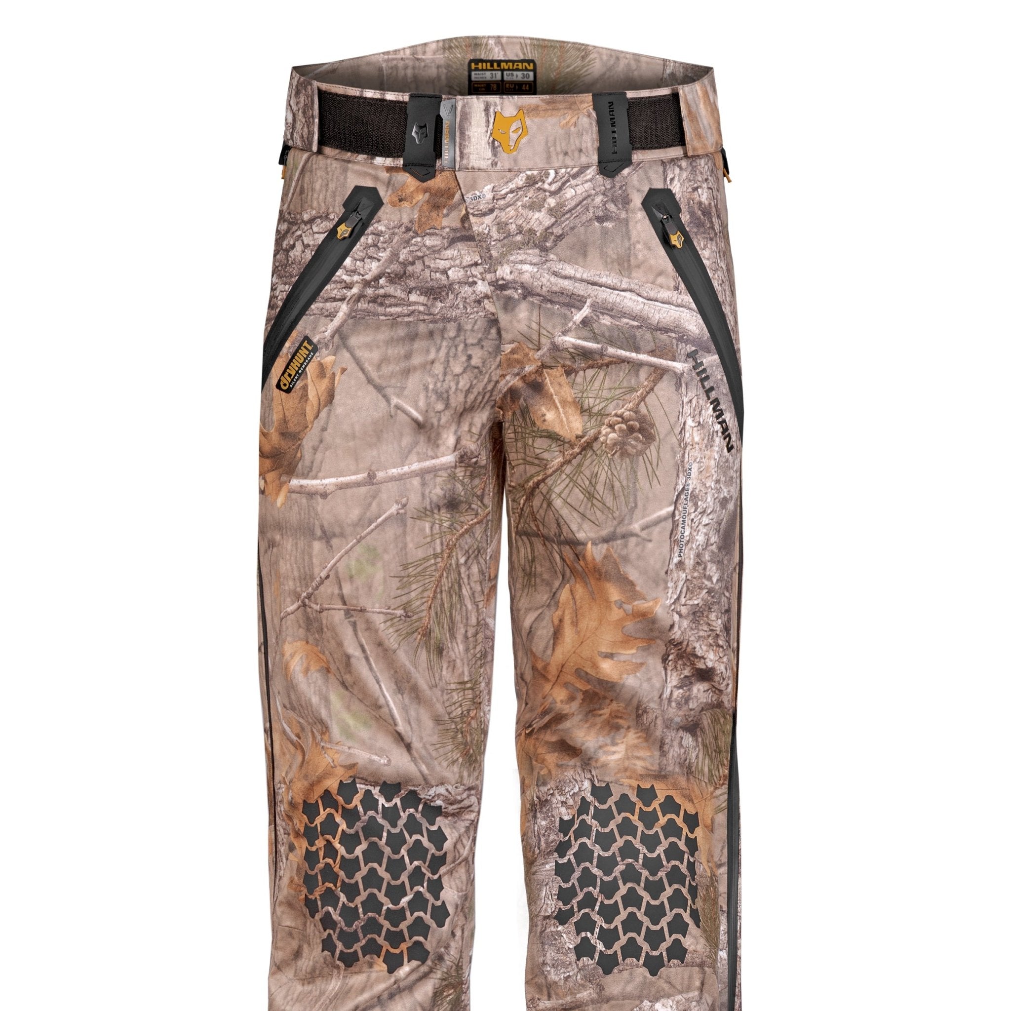 Die Hillman 5WL Camouflage Regenhose ist eine ultraleichte Jagdhose mit Waldmuster, sechseckigen Knieverstärkungen, seitlichen Reißverschlusstaschen und einem stylischen schwarzen Gürtel mit gelbem Logo-Aufnäher für Outdoor-Abenteuer.