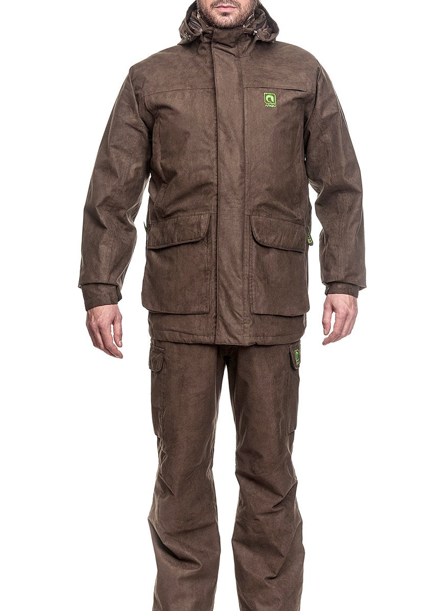 Die Person trägt das Argo® Winter-Jagdanzug-3-in-1-Set, bestehend aus einer braunen Jacke und einer passenden Hose. Die Jacke verfügt über große Taschen, eine Kapuze und eine wasserdichte Membran, die für raue Outdoor-Aktivitäten konzipiert ist und sich perfekt für Abenteuerlustige eignet.